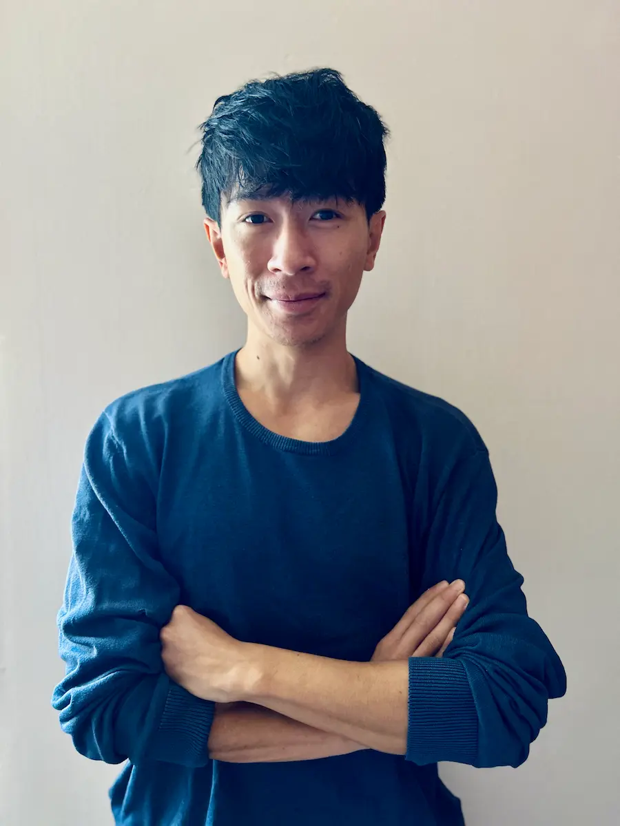 Portrait of Jean-Baptiste Servais with crossed arms, confident web developer